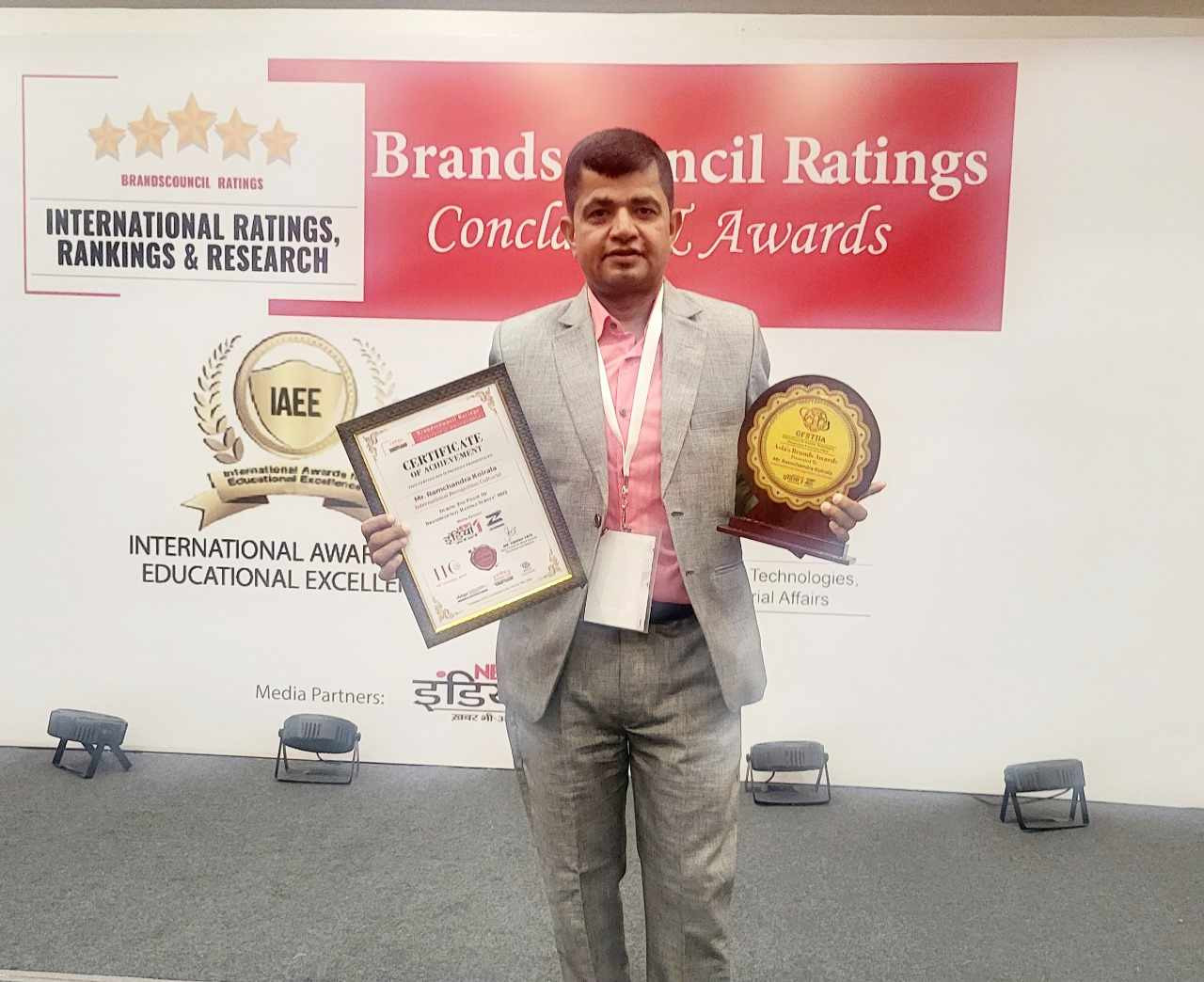 कोइराला 'अन्तर्राष्ट्रिय मान्यता संस्कृतिविद्'को उपाधिबाट सम्मानित 